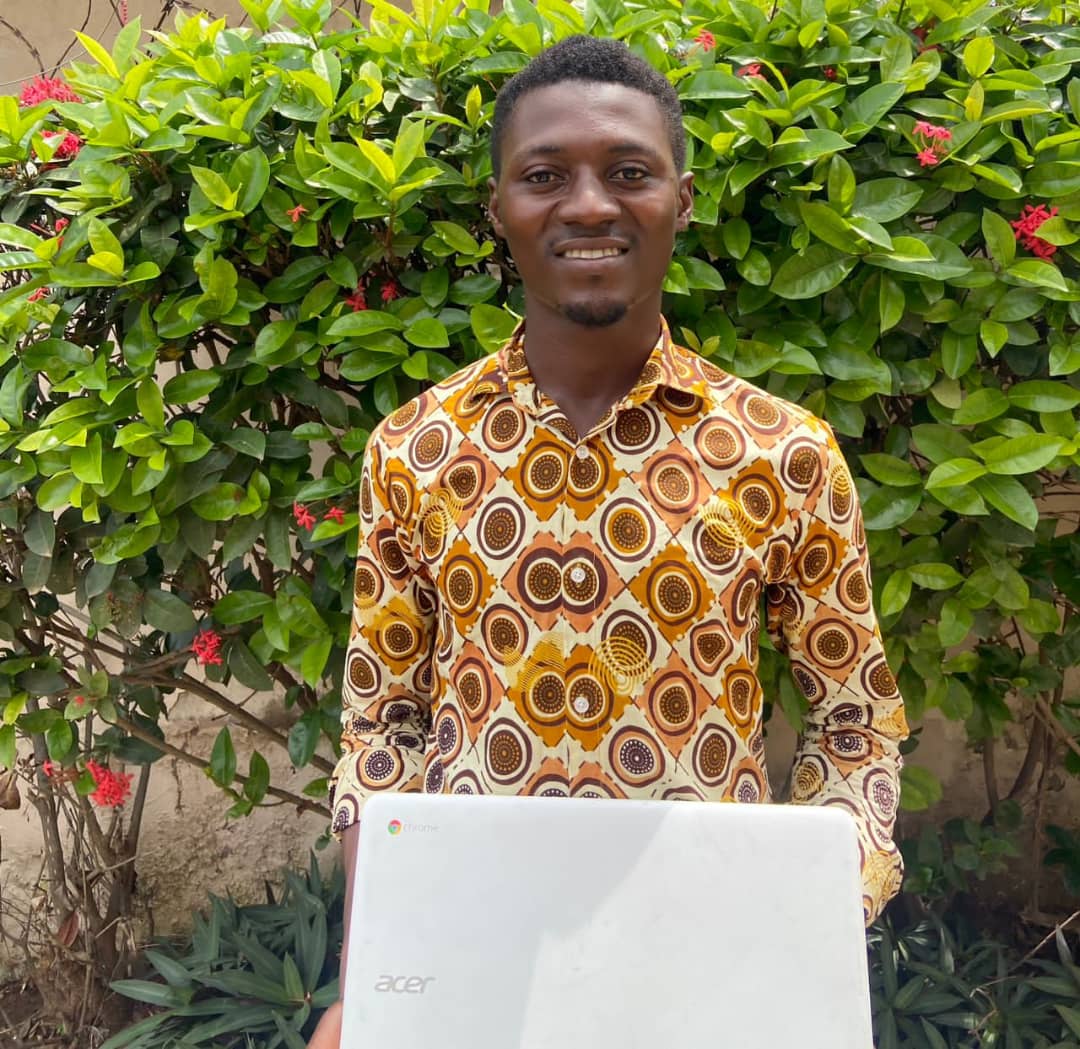 A student who received a laptop through the SREF Laptop Program